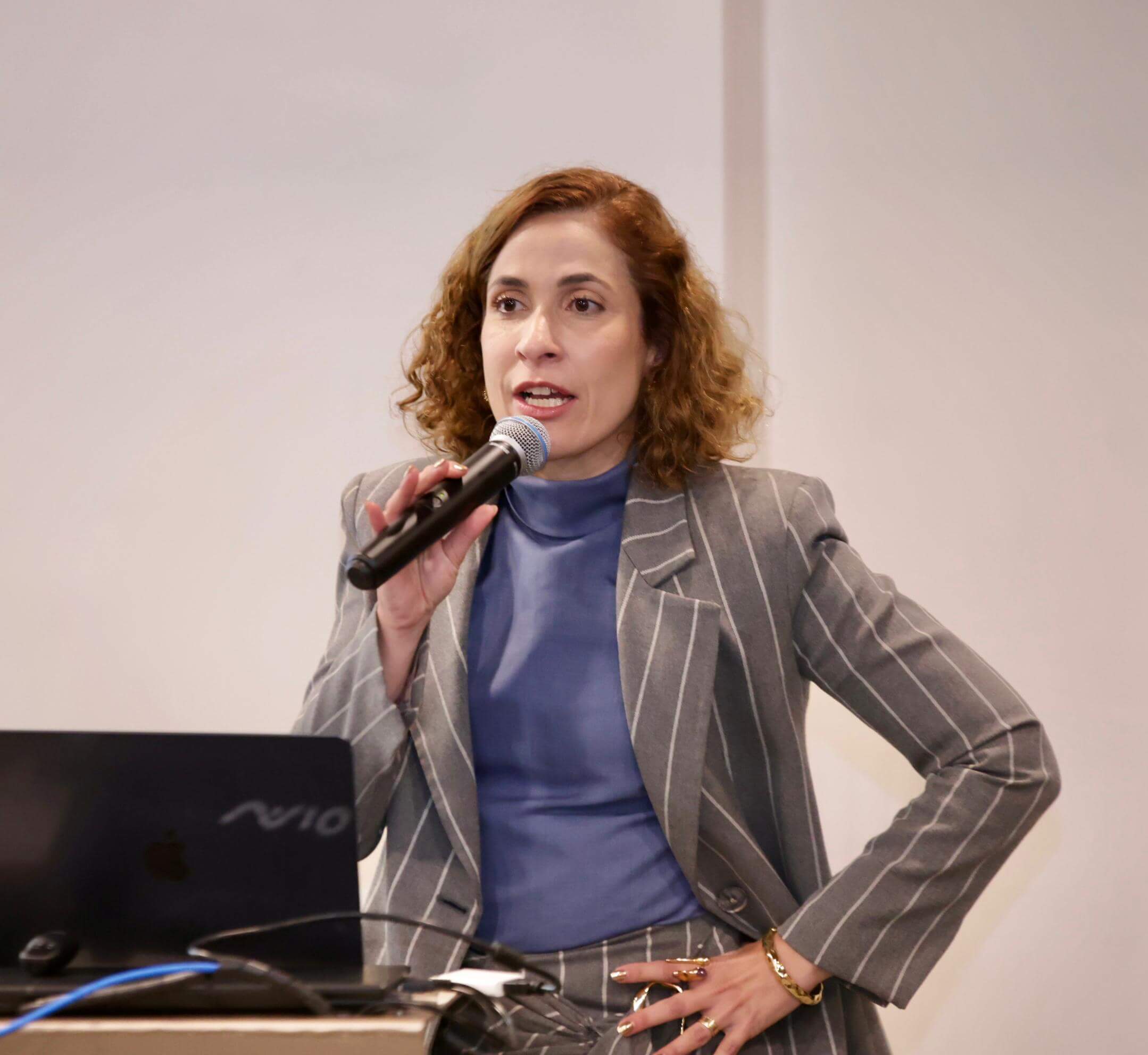 Dra. Kathiane Lustosa palestrando no ICMIGE 2025